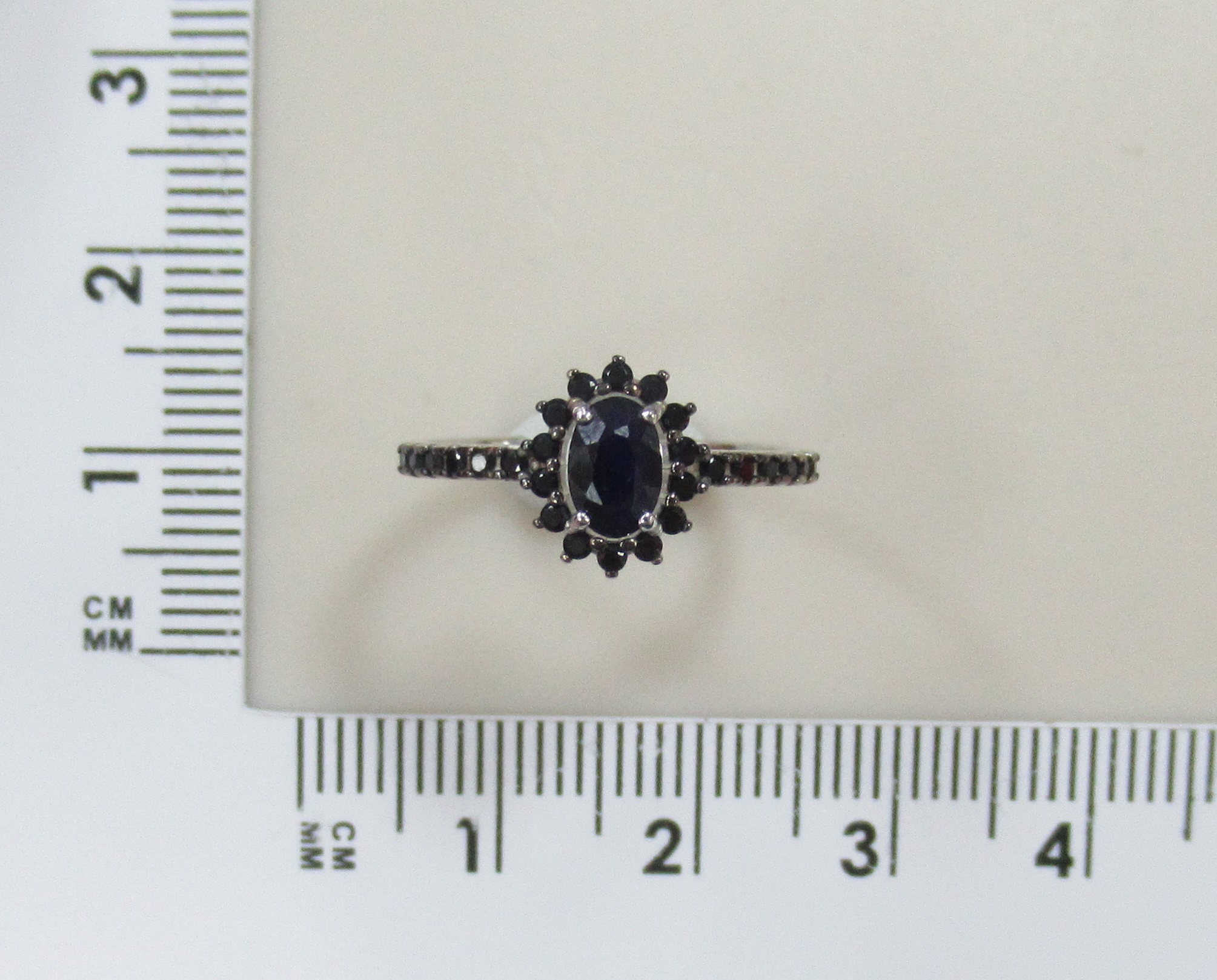 Серебряное кольцо с сапфирами